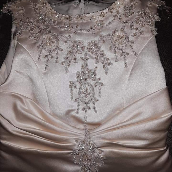 Wedding gown - Picture 8 of 8